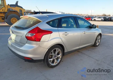 2014 Ford Focus Titanium z USA, uszkodzony, nr VIN 1FADP3N29EL276214